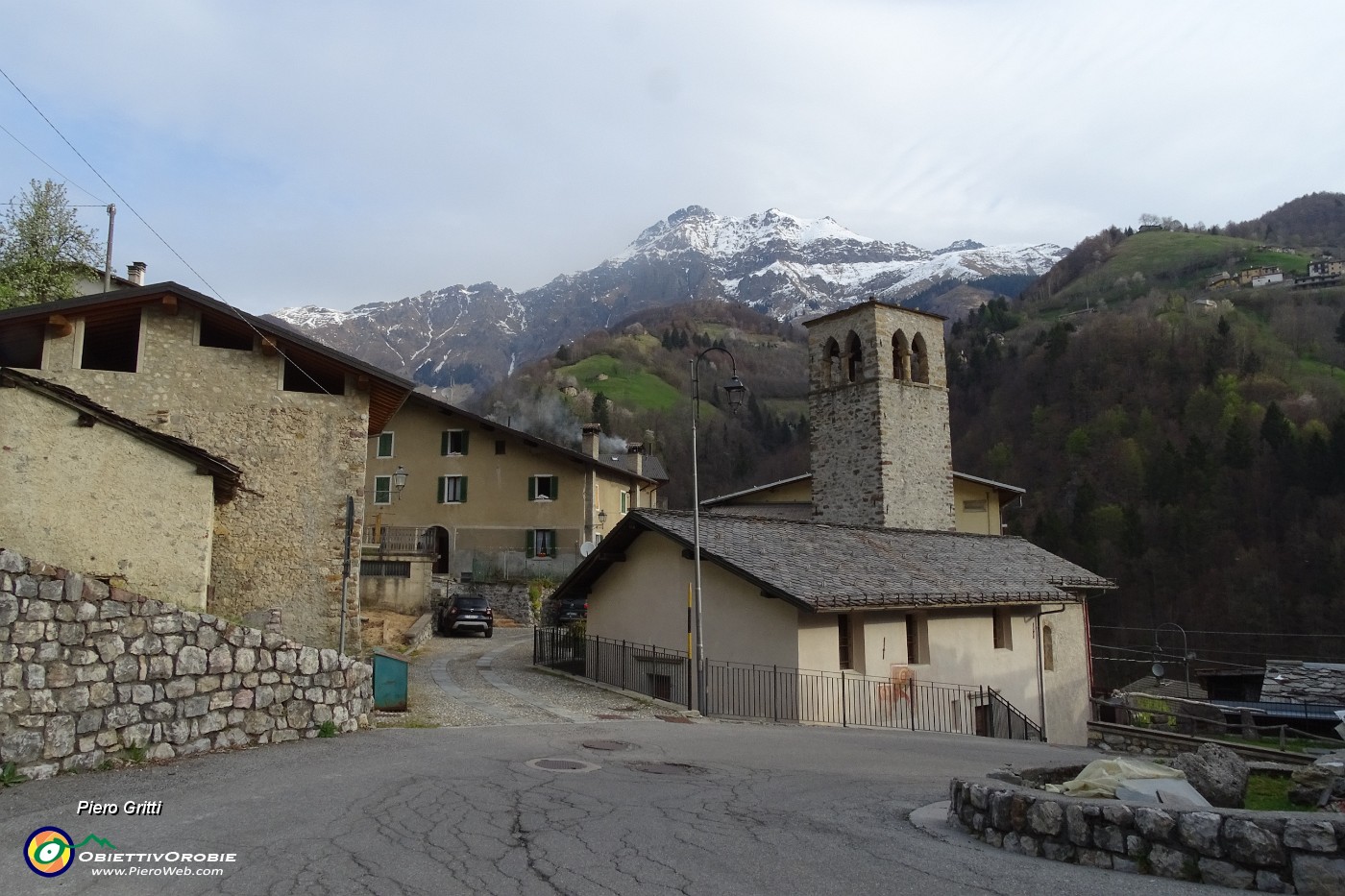 09 L'oratorio di S. Antonio Abate con vista in Tre Signori.JPG